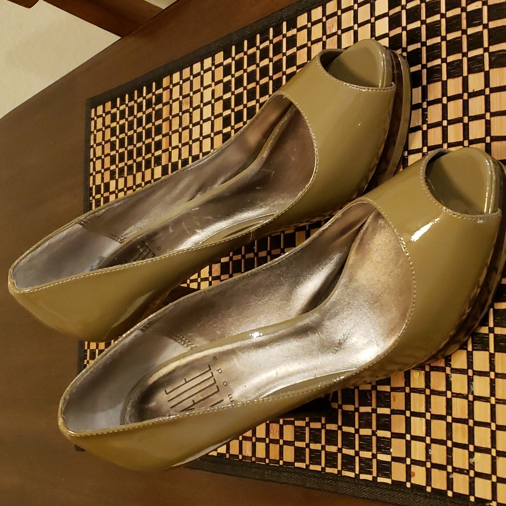 Pelle Moda Pump Olive Green Size 9